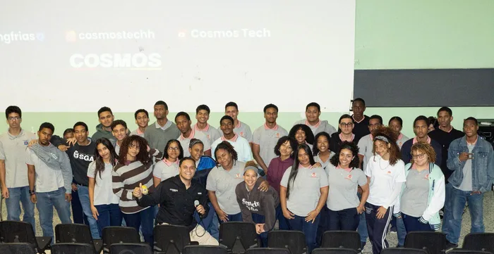 Jean Frías with the group of ITESA students at the end of the talk